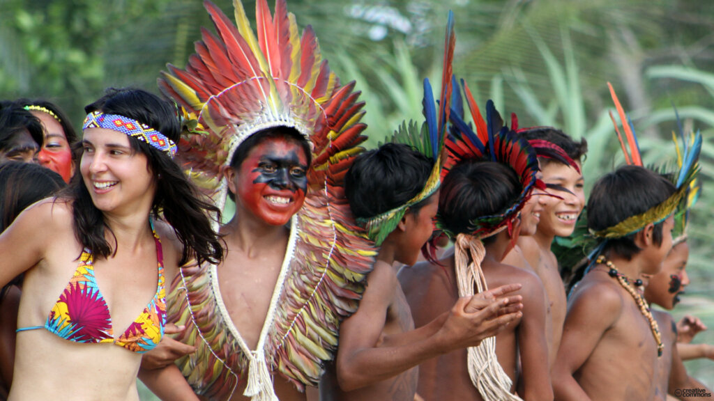 Ecoturismo na Amazônia: Membros de comunidade indígena realizando atividade cultural na Amazônia.