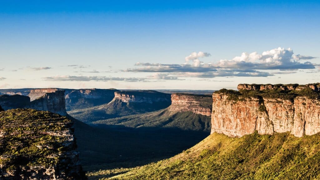 Ecoturismo: Paisagem da Chapada Diamantina com montanhas, cânions e um céu azul