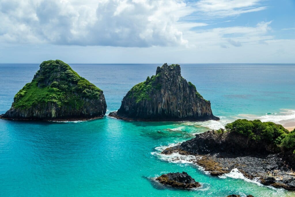 Ecoturismo: Praia de Fernando de Noronha com águas cristalinas